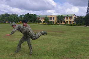 Sĩ quan đặc công thi phi dao, phi sao trăm phát, trăm trúng