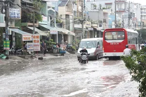 Mưa lớn khiến đường TP.HCM ngập sâu