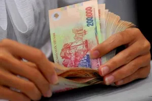 Nên gửi tiết kiệm bằng USD hay VND?