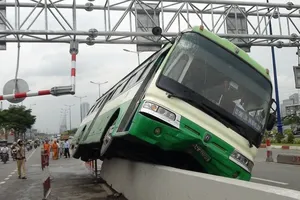 TP.HCM: Xe buýt “làm xiếc” trên dải phân cách, hành khách hoảng loạn