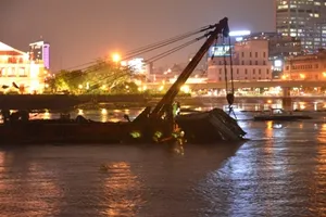 Chìm sà lan trên sông Sài Gòn, đe dọa hầm Thủ Thiêm