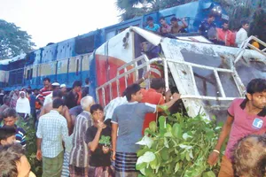 Tàu hỏa đụng xe đi đám cưới, 11 người tử nạn