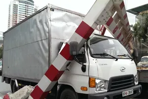 Xe biển Ngoại giao nhổ bật thanh chắn cầu vượt 