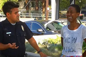 Hôn bạn trai da trắng, nữ diễn viên da màu bị còng tay vì nghi là... gái bán hoa