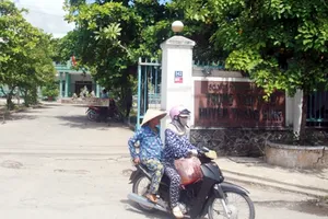 Giám đốc nhận 7 người thân vào làm trước khi chuyển công tác