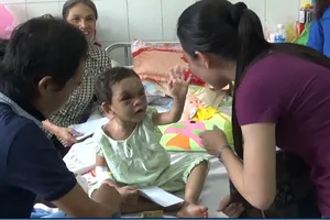 Bé bốn tuổi bị mẹ và tình nhân hành hạ đã ra viện