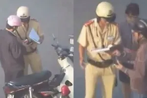 Vụ 'vạch ví người đi đường': CSGT chỉ nhận tờ rơi quảng cáo?