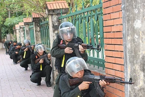 Cận cảnh CA Hưng Yên diễn tập thực binh trấn áp khủng bố, giải thoát con tin