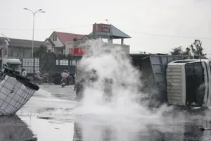 Hoảng loạn vì xe chở acid lật nhào giữa vòng xoay