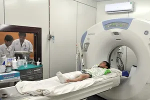 Lời khai ban đầu của gã cha dượng đánh bé trai gãy tay chân, nứt hộp sọ 