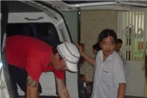 Hai mẹ con thiếu nữ bị tạt axít trên đường