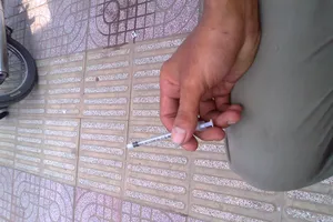 Chạy bộ đuổi theo gần 2km rồi hạ gục tên trộm thủ kim tiêm