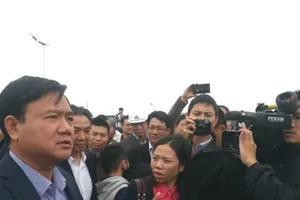 Hàng trăm người dân 'quây' Bộ trưởng Thăng… đòi đường