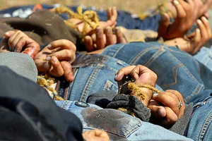 Cảnh sát bắt hơn 40 sinh viên rồi giao cho băng đảng thiêu cháy, phi tang xác 