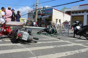 Cột đèn bất ngờ đổ sập, ba người đi xe máy bất tỉnh