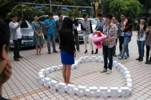 Cầu hôn bằng 99 chiếc iPhone 6 nhưng vẫn bị từ chối