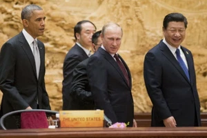 Thấy gì qua 'bắt tay', 'tiếp xúc' các nước lớn tại APEC 2014