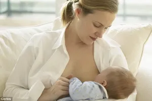 12 bác sĩ nhi khoa bị bắt vì khuyến khích nuôi con bằng sữa bột