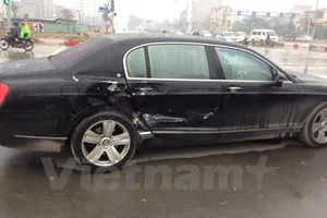 Bentley biển ngoại giao vượt đèn đỏ, bị húc văng khỏi lề đường