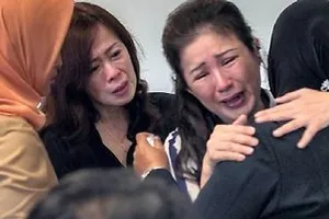 Vụ Air Asia: Một gia đình 10 người cùng thoát chết