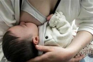 Phá đường dây ‘vú em’ cho người lớn 'bú sữa'