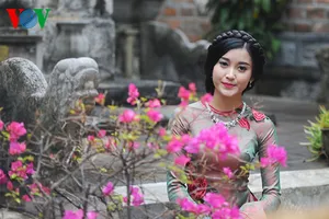 Ngắm nhan sắc Á hậu Huyền My trong áo dài nền nã