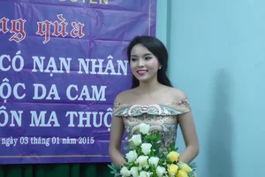 Hoa hậu Kỳ Duyên xinh tươi trong chuyến từ thiện ở Đăk Lăk