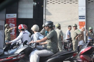 Đang chạy xe trên đường, tấp vào lề rồi gục chết