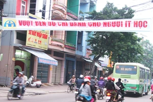 Diễn biến mới vụ treo băng rôn 'Vượt đèn đỏ chỉ dành cho người ít học'