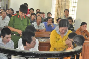 Hối hận, thứ tha và nước mắt trong một phiên tòa đặc biệt...