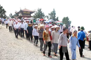 Hàng ngàn người dân thành kính viếng mộ Đại tướng Võ Nguyên Giáp 