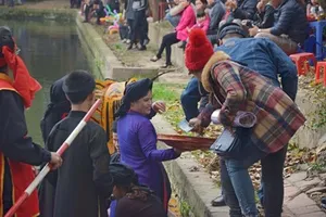 Bị cấm ngả nón, liền anh, liền chị 'ngả tráp nhận tiền' ở hội Lim