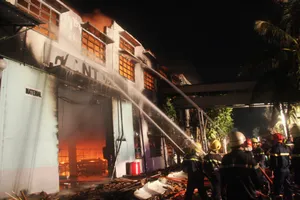 Hàng trăm lính cứu hỏa trắng đêm dập lửa ở công ty SamHo