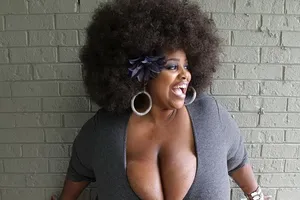 Người phụ nữ ngực khủng lên truyền hình tìm tình yêu đích thực