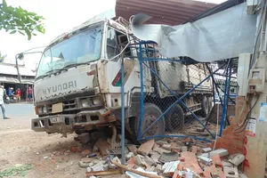 Xe tải chở mía bất ngờ chuyển hướng húc sập mặt tiền nhà dân