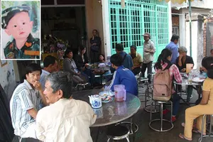 Người mẹ hoảng loạn chạy theo con diều khổng lồ để hứng con