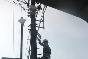 Trụ điện cao thế phát nổ, cáp viễn thông vương vãi trên đường