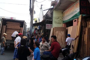 Hàng chục tấm ván ép đè lên người, nam công nhân tử vong