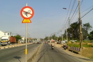 Biển báo giao thông khiến ai cũng phải... ngoái nhìn