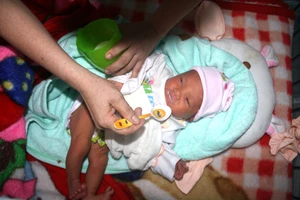 Bé trai thân thể dính máu bị bỏ rơi trước cổng chùa