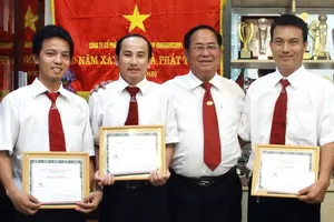 Tài xế taxi trả điện thoại 'khủng' cho hành khách