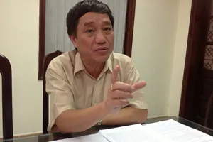 Ông 'tuýt còi văn bản' về hưu