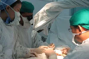 Bác sĩ chạy sô như... showbiz