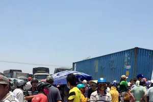 Dân lại 'tái chiếm' QL1A tiếp tục phản đối 'bão xỉ'