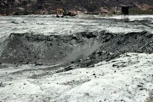 Vụ dân chặn QL1A: Cận cảnh bãi xỉ khổng lồ lộ thiên gây ô nhiễm khủng khiếp