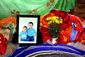 Thương tâm: 2 bé trai chết đuối chôn chung một hòm vì quá nghèo