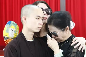 Khánh Ly mang tro cốt chồng về Việt Nam