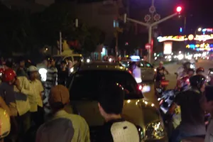 Đưa bạn gái về nhà, chàng trai bị xe tông nguy kịch 