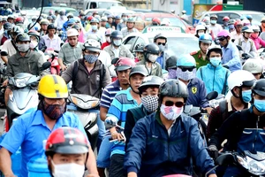 Lần đầu tiên kẹt xe hàng giờ trên đại lộ Phạm Văn Đồng