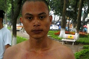 'Ngáo đá', nam thanh niên bơi ra tháp Rùa tìm… nàng tiên cá